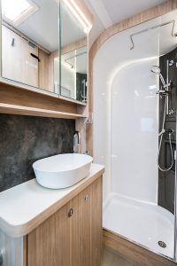 De ruime badkamer van de Elddis Crusader Mistral