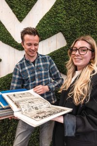 Floris showt de plakboeken vol knipsels van alle jaren Vrijbuiter