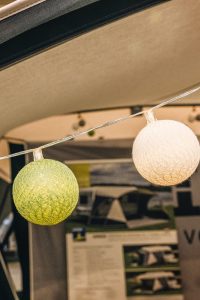 Het uitgebreide assortiment kampeerartikelen omvat ook sfeerverlichting zoals deze lichtslinger.