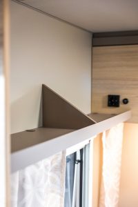 Om gewicht te besparen zijn kastjes soms vervangen door planken.