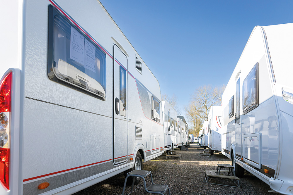 Op het buitenterrein staan nog veel meer nieuwe Bürstner caravans